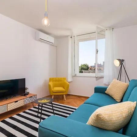 Quirky Arena With Parking *