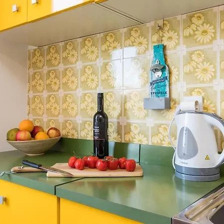 Quirky Arena With Parking