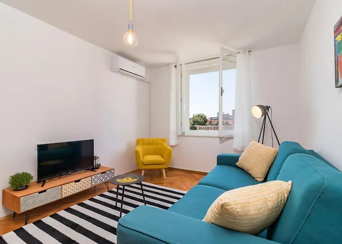 Quirky Arena With Parking *