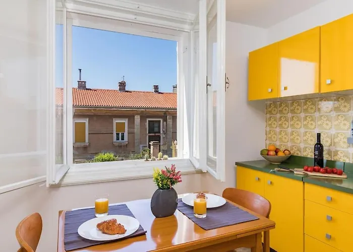 Quirky Arena With Parking * Pula