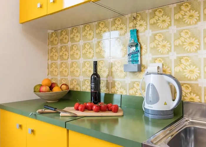 Quirky Arena With Parking